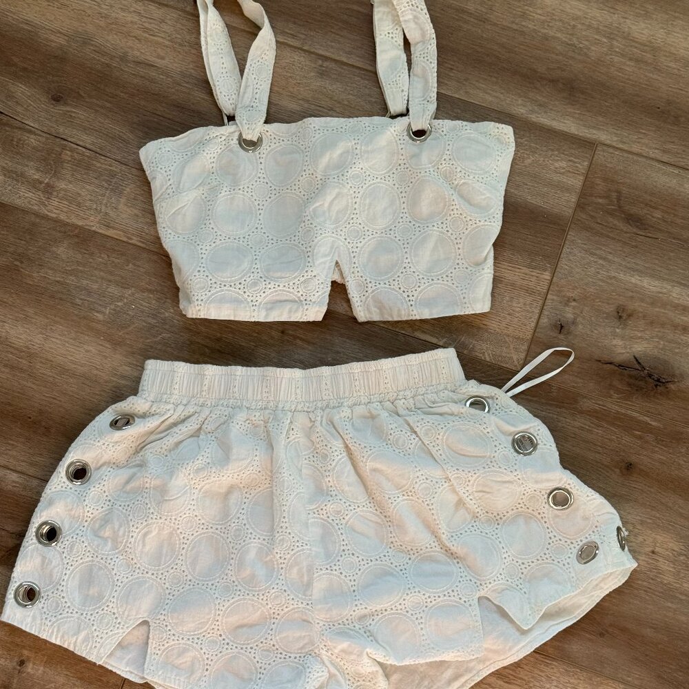 White Set - Picture 2 of 8